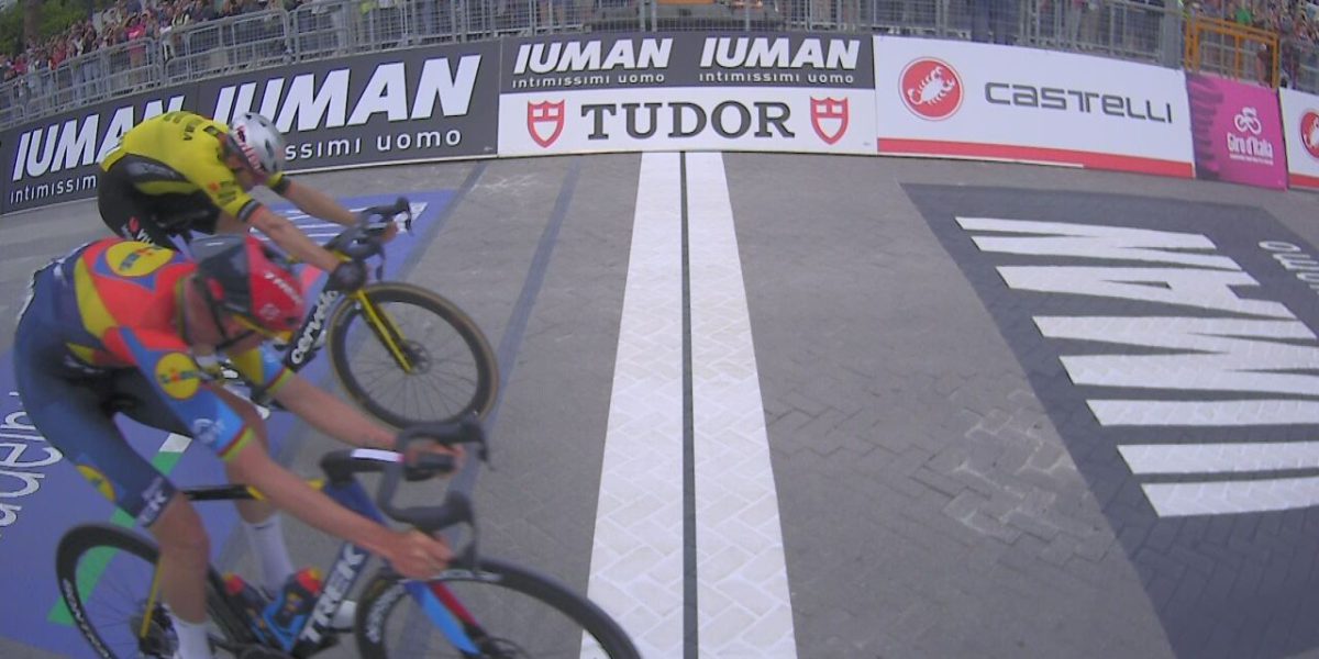 VIDEO - Bekijk de sprintzege van Mads Pedersen, die net sneller is dan Wout van Aert