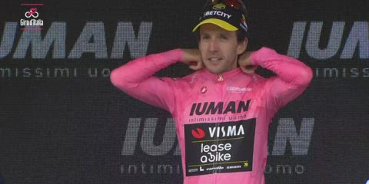 Bekijk het Giro-magazine over rit 20, met de roze ontknoping voor Simon Yates en ritzege voor Harper