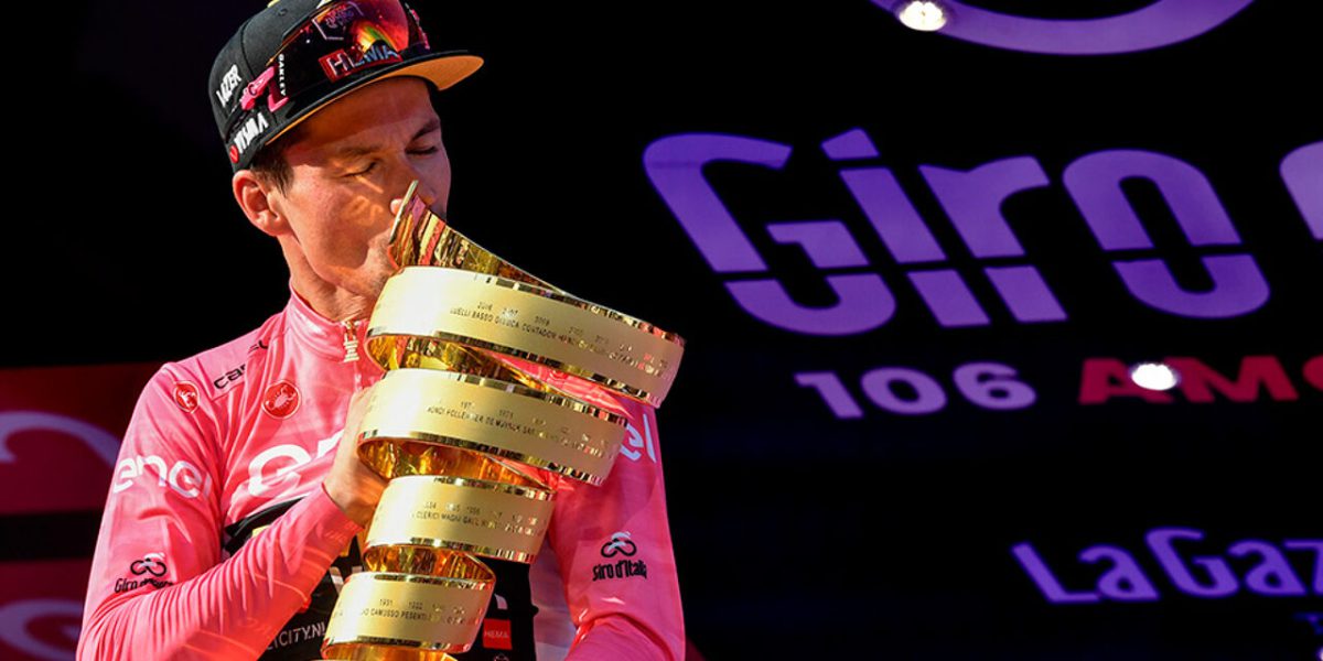 Roglic met Hindley en Felipe Martinez naar de start van de Giro (in Albanië)