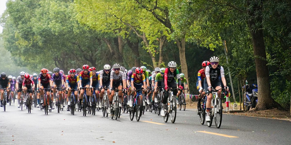 Georgia Baker wint openingsetappe in Ronde van Chongming Island, na declassering van Kathrin Schweinberger