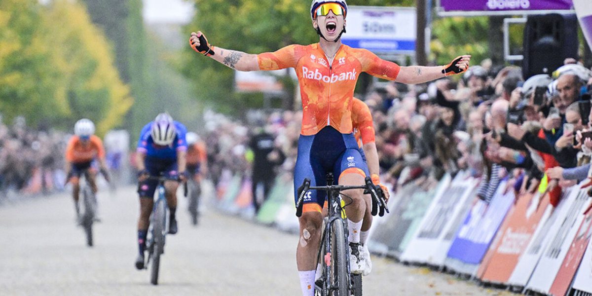 Na zinderende slotkilometer: Lorena Wiebes kroont zich tot wereldkampioene gravel