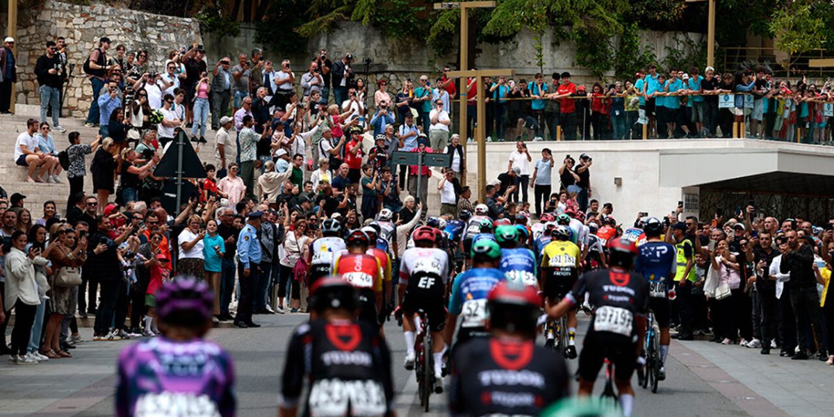 LIVE Giro: Aanvaller Sylvain Moniquet regelt de eerste bergsprint, nog geen schifting in het peloton