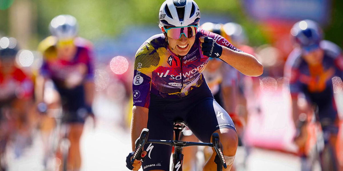 Femke Gerritse stunt in zuivere sprint tegen Marianne Vos en neemt de macht over in de Vuelta