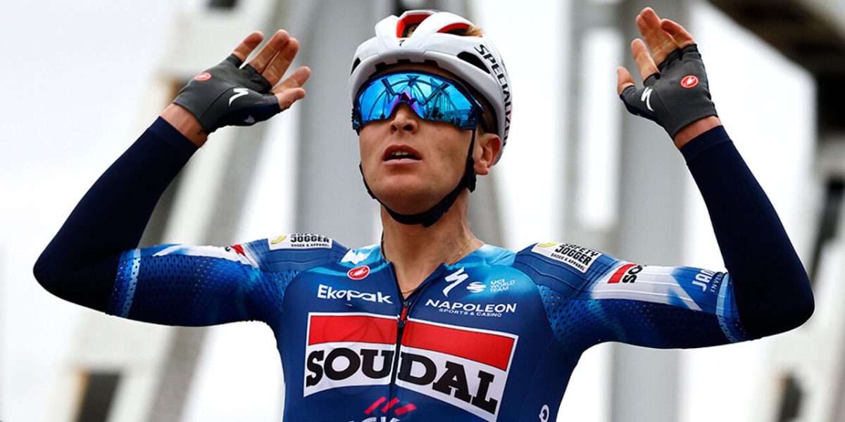 Ook zijn teller staat op 16: Tim Merlier klopt Olav Kooij in titanensprint