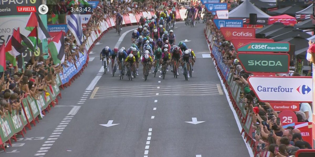 VIDEO - Philipsen pakt net voor Viviani zijn 2e ritzege in de Vuelta