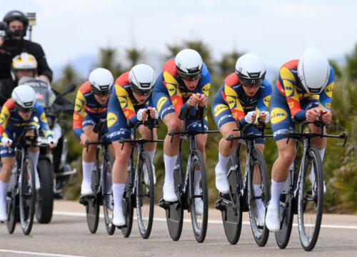 Van Dijk valt in ploegentijdrit Vuelta, maar haar ploeg Lidl-Trek wint alsnog