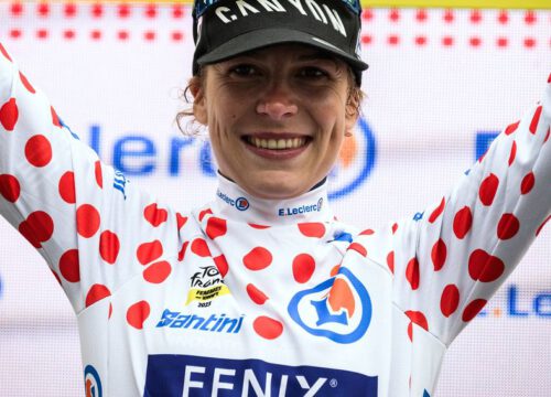 Vlak parcours, toch bergpunten in eerste etappe Tour de Femmes dankzij tunnel