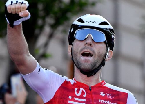 Thomas zet Giro-peloton te kijk met medevluchters en sprint naar ritwinst