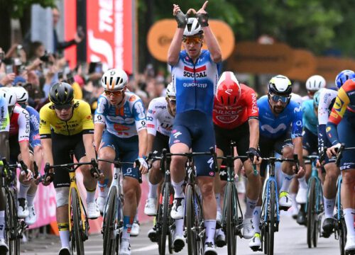 Pogacar kan massasprint net niet voorkomen, Merlier wint eerste sprint in Giro