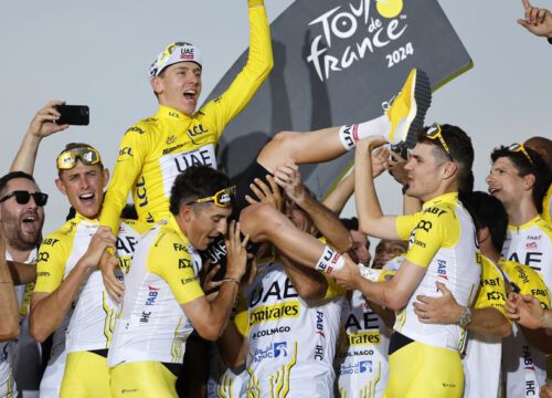 Pogacar wil na Giro en Tour ook WK winnen: ‘Regenboogtrui staat Van der Poel, ik wil hem’