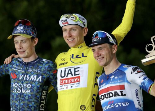 Pogacar, Vingegaard en Evenpoel stralen op Tour-podium: ‘Mooie show gegeven’