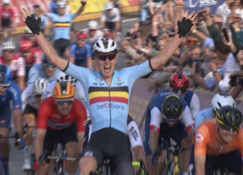 Van der Poel kleurt EK op kasseien, maar Merlier wint voor Kooij met banddikte