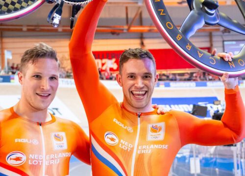 Lavreysen verslaat Hoogland in sprintfinale en completeert hattrick op WK