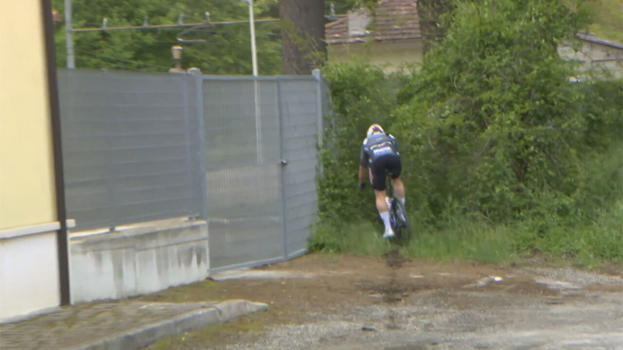 Oeps! Kaden Groves mist bocht en rijdt het struikgewas in