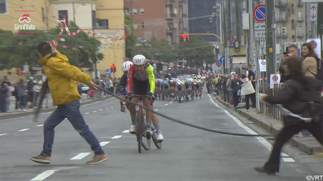 "Plots stond hij voor mijn neus": dolgedraaide demonstrant schrikt Giro-peloton op met gevaarlijke protestactie