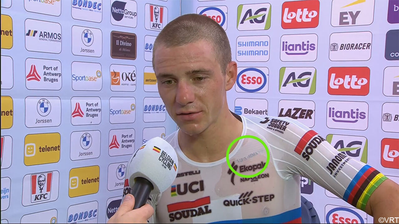 Door het harde tijdritwerk plots zichtbaar: Remco Evenepoel heeft nog een tattoo met verwijzing naar Oumi