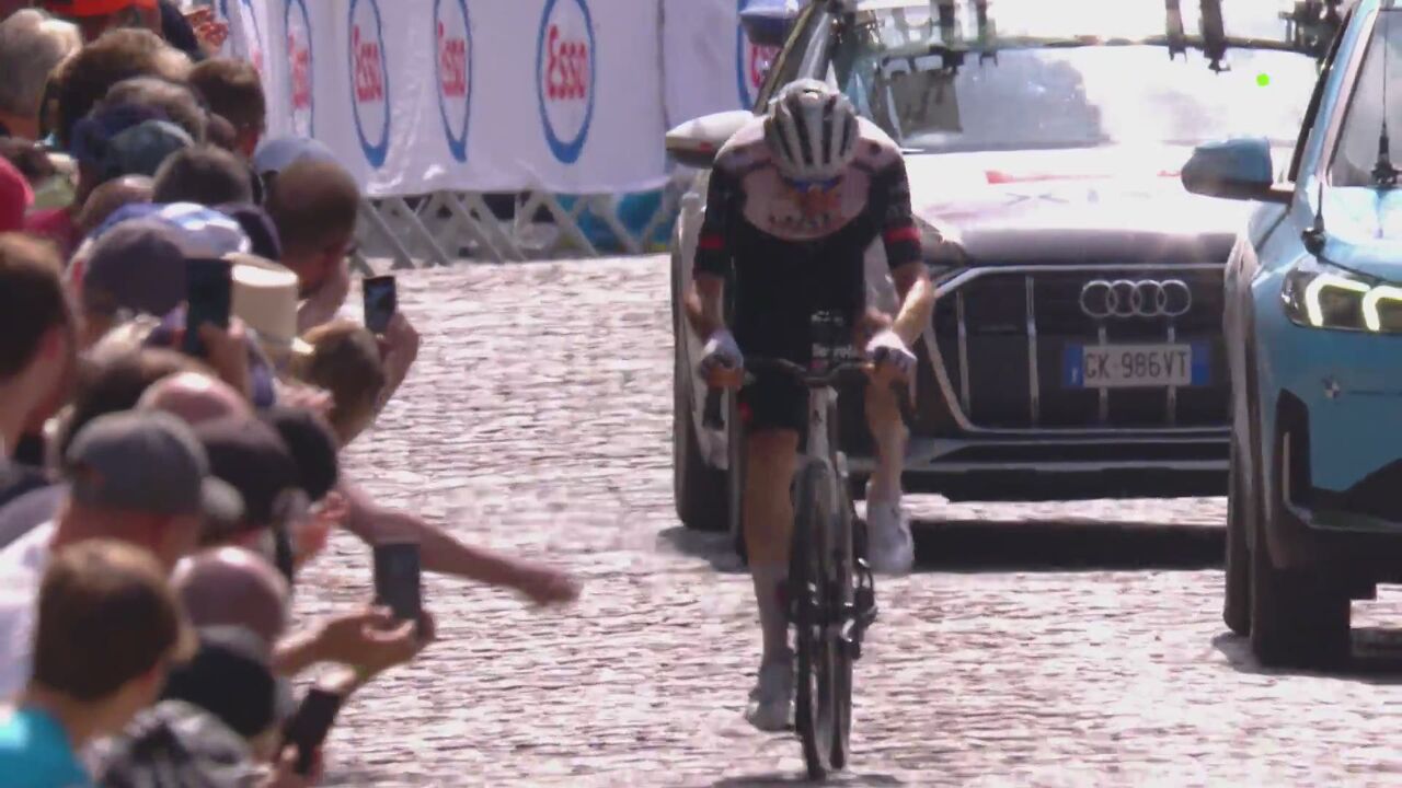 VIDEO - Tim Wellens houdt stand en pakt de Belgische driekleur, Evenepoel laat Philipsen achter voor plek 2