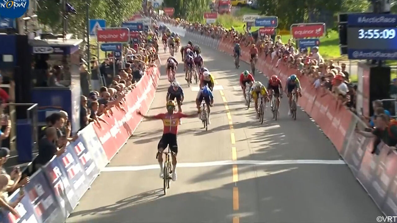 De allerlaatste van zijn carrière? Voor eigen publiek knalt Alexander Kristoff naar sprintzege, massale val in slot