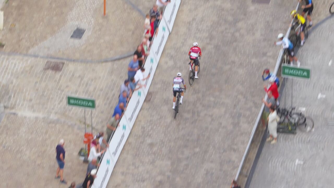 VIDEO - Van der Poel klopt De Lie en Wellens in laatste kilometer in Geraardsbergen
