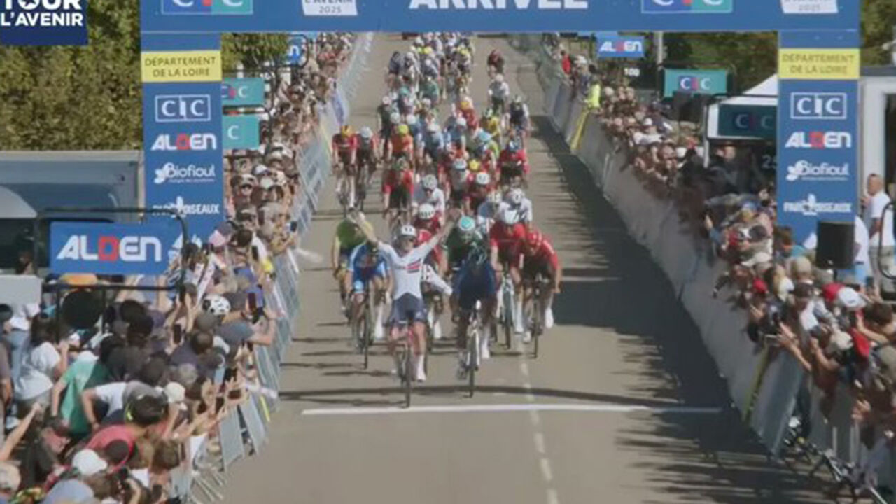 Britse snelheidsduivel Noah Hobbs spurt naar winst in 1e rit Ronde van de Toekomst, Widar verliest 7 seconden