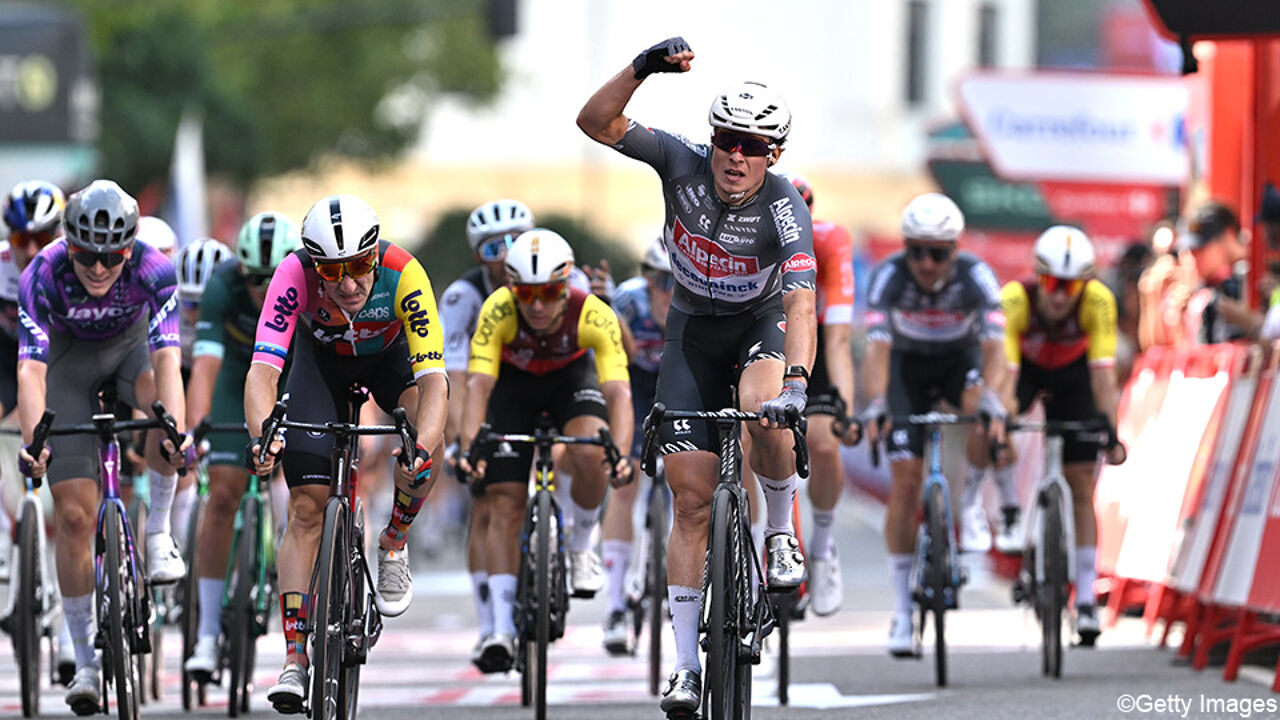 De sprint van zijn dromen: Jasper Philipsen vlamt in Zaragoza naar (nipte) tweede ritzege in de Vuelta