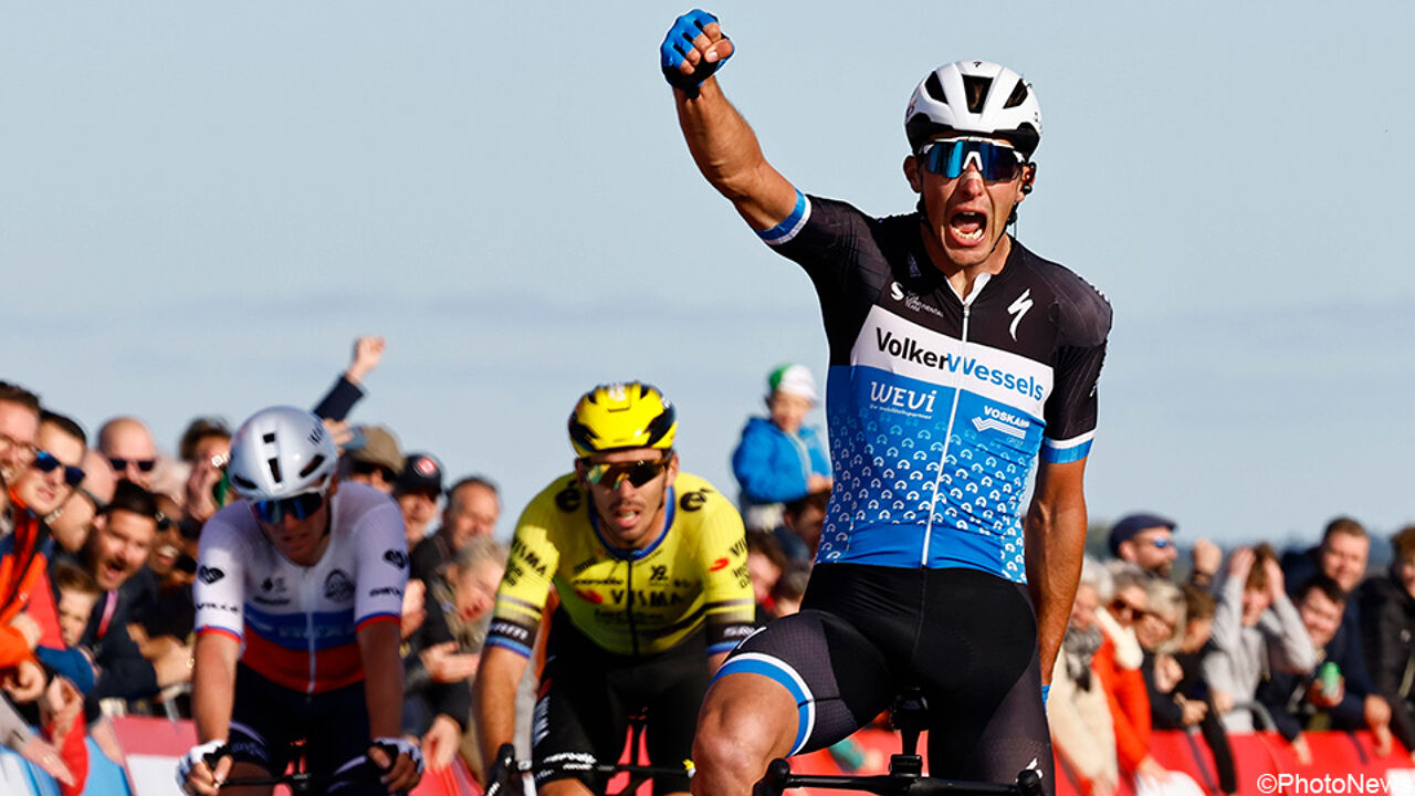 Vluchter Timo de Jong geeft Laporte en Kubis het nakijken op VAM-berg in Tour of Holland