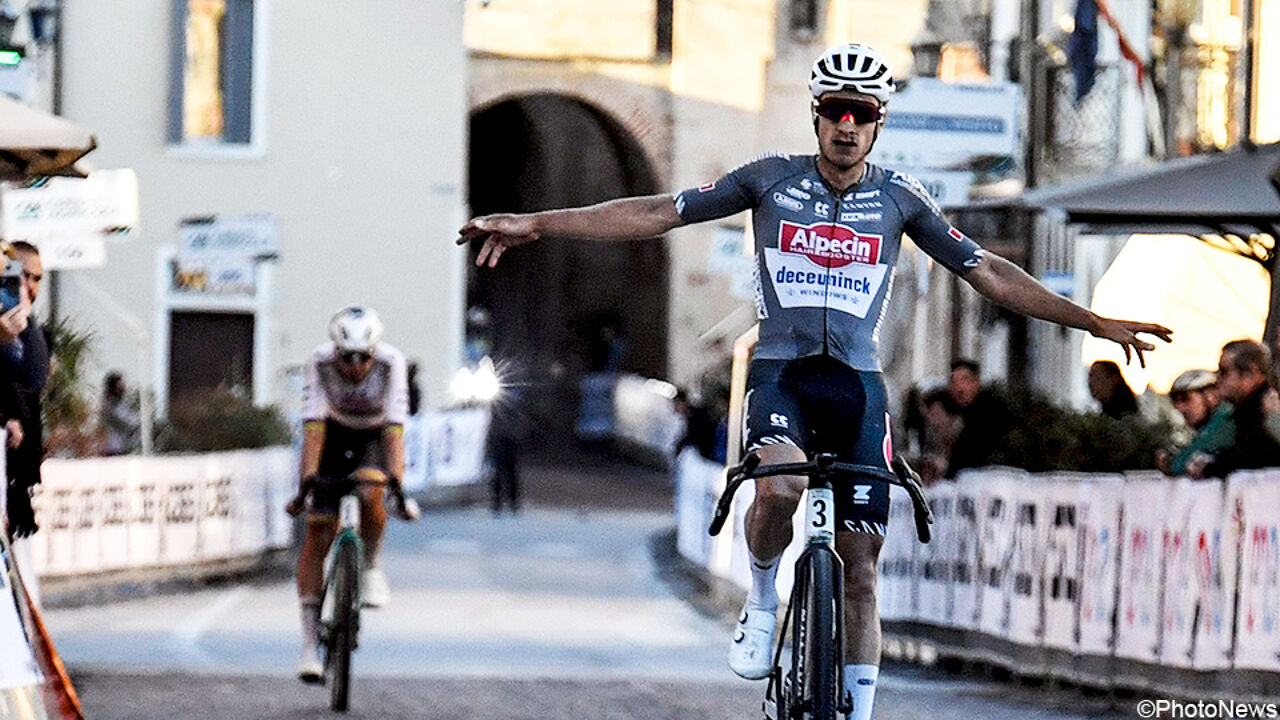 Geen eerste zege in zijn regenboogtrui: Quinten Hermans steekt Florian Vermeersch de loef af in Italiaanse gravelkoers