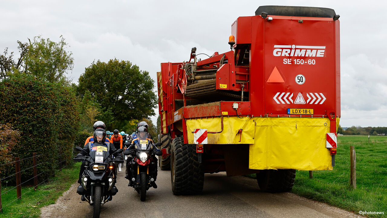 "Er is lijn overschreden": rit 3 van Tour of Holland stopgezet omdat auto meermaals voor chaos zorgde op parcours