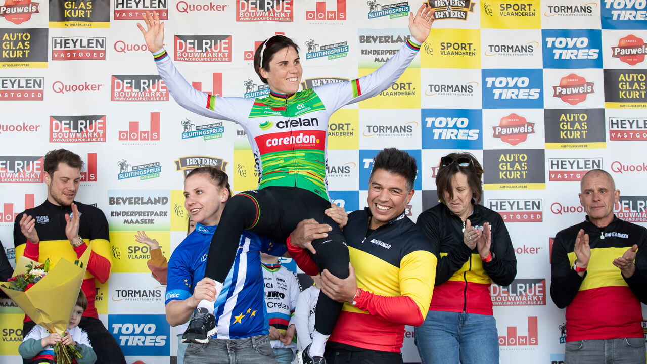 Met muts en warme jas keert Sanne Cant terug naar de cross als coach: “Het zal niet minder stresserend zijn” Met muts en warme jas keert Sanne Cant terug naar de cross als coach: "Het zal niet minder stresserend zijn"